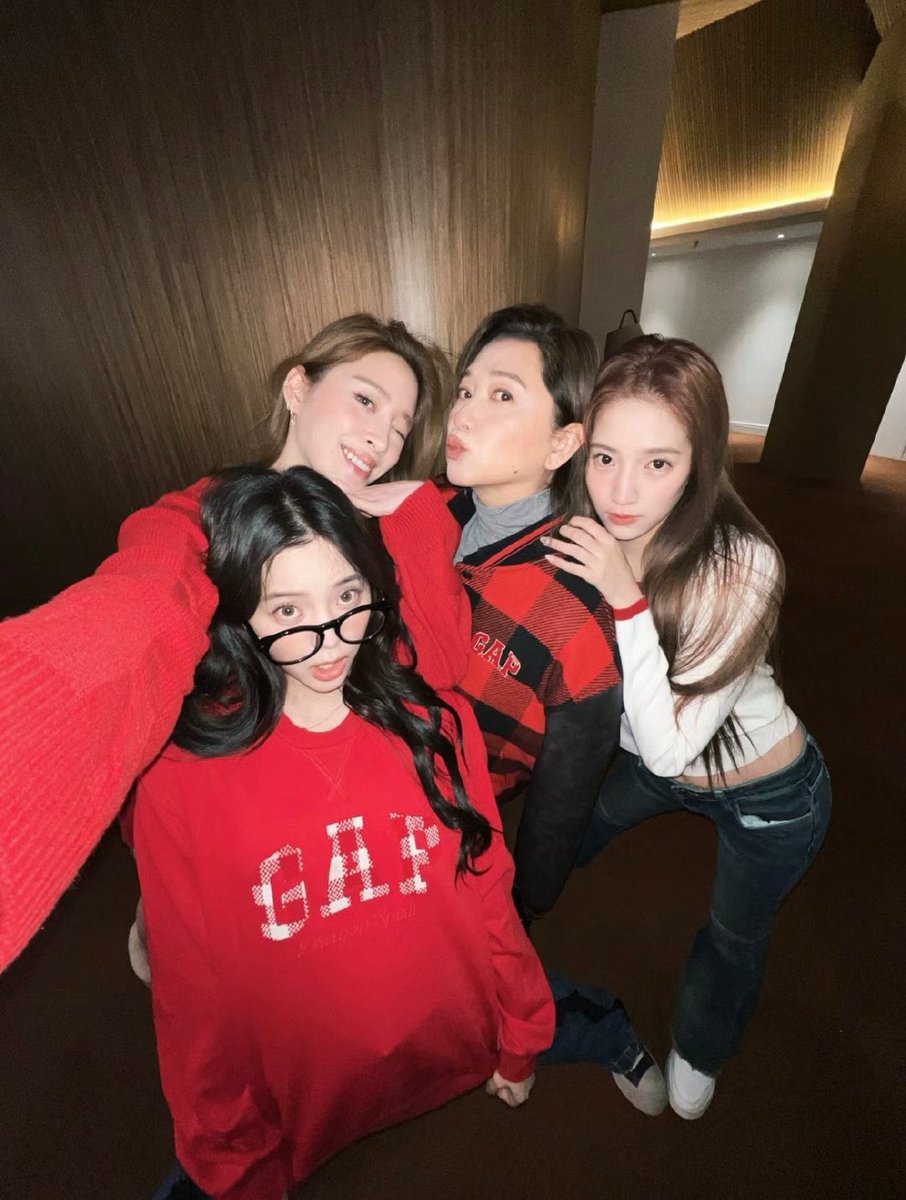 OuyangnanaTH's tweet photo. 18.01.24 ll #歐陽娜娜Nana xhs Update
แคปชั่น : ภาพปีใหม่ของนาบี กับครอบครัวสวัสดีปีใหม่2024 ☆วันนี้ใส่เสื้อแบรนด์GAP รุ่น80N8กับแม่และพี่สาวและน้องสาว“ขอให้ทุกคนโชคดีและมีความสุขในปีใหม่นี้”
#想gap就GAP #IAMGAP #โอวหยางน่าน่า #OuyangNana #Ouyangdidi #OuyangNini #โอวหยางนาน่า https://t.co/zo63dhZEHN