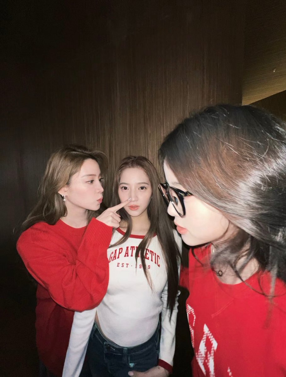 OuyangnanaTH's tweet photo. 18.01.24 ll #歐陽娜娜Nana xhs Update
แคปชั่น : ภาพปีใหม่ของนาบี กับครอบครัวสวัสดีปีใหม่2024 ☆วันนี้ใส่เสื้อแบรนด์GAP รุ่น80N8กับแม่และพี่สาวและน้องสาว“ขอให้ทุกคนโชคดีและมีความสุขในปีใหม่นี้”
#想gap就GAP #IAMGAP #โอวหยางน่าน่า #OuyangNana #Ouyangdidi #OuyangNini #โอวหยางนาน่า https://t.co/zo63dhZEHN