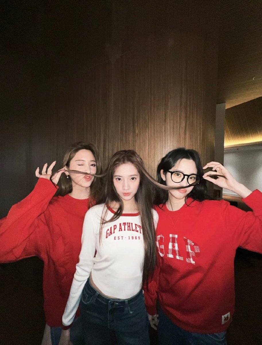 OuyangnanaTH's tweet photo. 18.01.24 ll #歐陽娜娜Nana xhs Update
แคปชั่น : ภาพปีใหม่ของนาบี กับครอบครัวสวัสดีปีใหม่2024 ☆วันนี้ใส่เสื้อแบรนด์GAP รุ่น80N8กับแม่และพี่สาวและน้องสาว“ขอให้ทุกคนโชคดีและมีความสุขในปีใหม่นี้”
#想gap就GAP #IAMGAP #โอวหยางน่าน่า #OuyangNana #Ouyangdidi #OuyangNini #โอวหยางนาน่า https://t.co/zo63dhZEHN