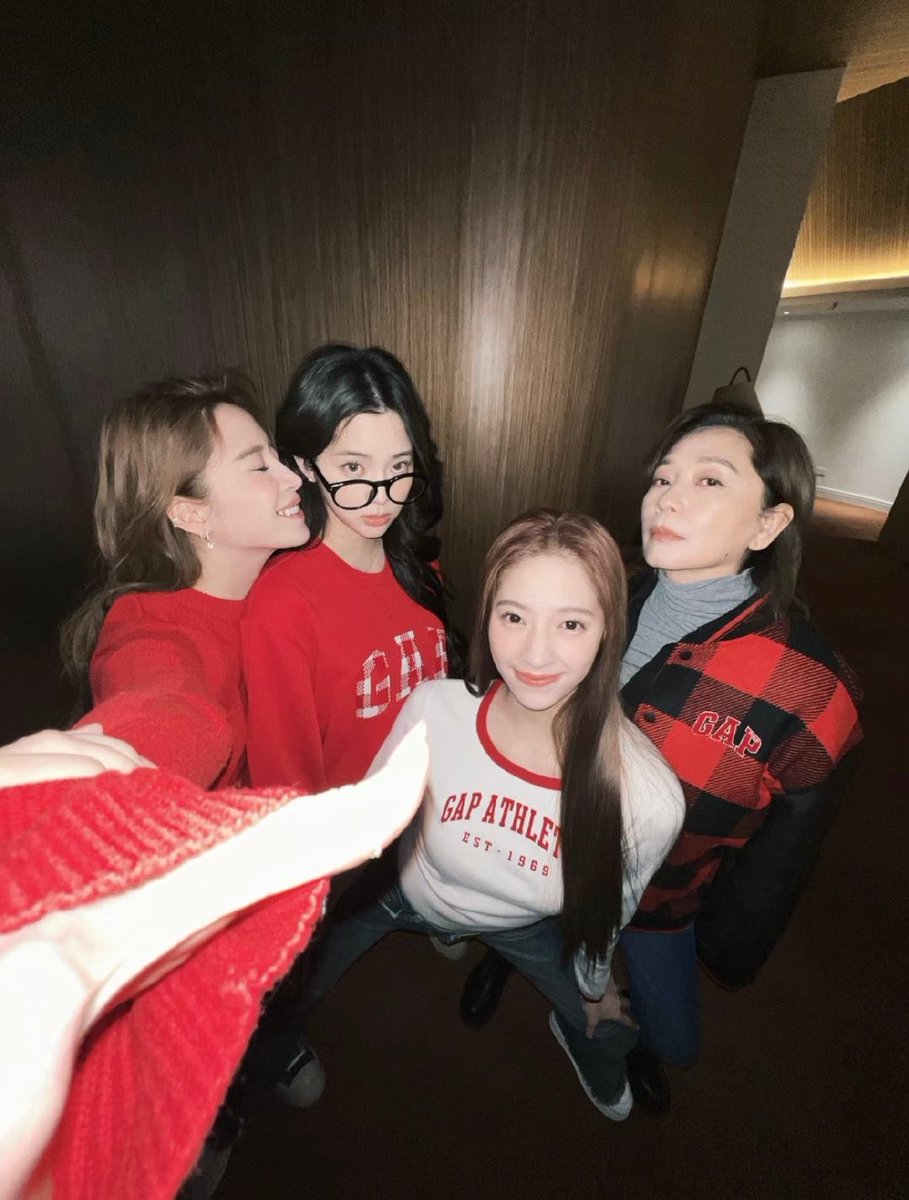 OuyangnanaTH's tweet photo. 18.01.24 ll #歐陽娜娜Nana xhs Update
แคปชั่น : ภาพปีใหม่ของนาบี กับครอบครัวสวัสดีปีใหม่2024 ☆วันนี้ใส่เสื้อแบรนด์GAP รุ่น80N8กับแม่และพี่สาวและน้องสาว“ขอให้ทุกคนโชคดีและมีความสุขในปีใหม่นี้”
#想gap就GAP #IAMGAP #โอวหยางน่าน่า #OuyangNana #Ouyangdidi #OuyangNini #โอวหยางนาน่า https://t.co/zo63dhZEHN