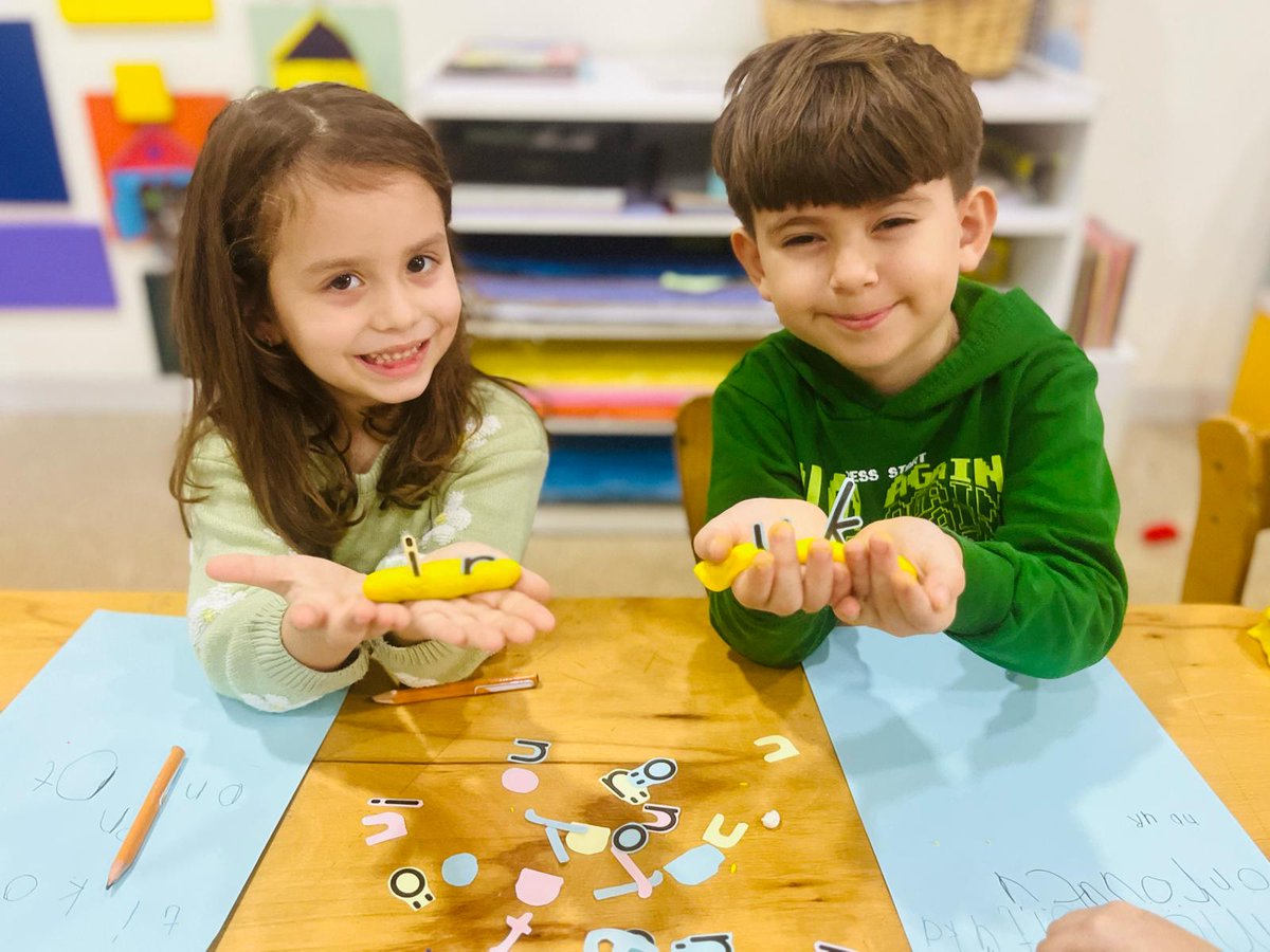 Okul öncesi 5 yaş grubu öğrencilerimizle Okuma Yazmaya Hazırlık Dersi’nde sesleri hamur parçalarına dizerek heceler oluşturup yazma çalışması yaptık. ✏️