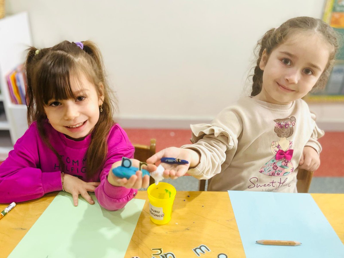 BkAkhisar_'s tweet photo. Okul öncesi 5 yaş grubu öğrencilerimizle Okuma Yazmaya Hazırlık Dersi’nde sesleri hamur parçalarına dizerek heceler oluşturup yazma çalışması yaptık. ✏️ https://t.co/DBCPZMHR9B
