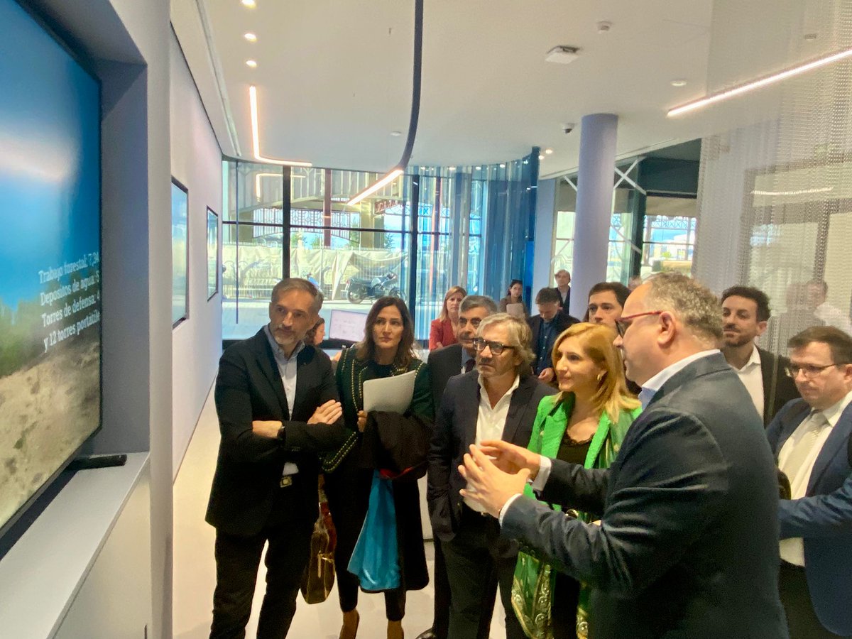 veolia_cv's tweet photo. La Consellera de @GVAMediAmbient, @salomepradas,  junto a Sabina Goretti, directora general del Agua, visitan el centro @dinapsis #Valencia donde han conocido los principales proyectos y funciones en materia de innovación y transformación digital que se desarrollan en este Hub. https://t.co/6mOvmeXrIm
