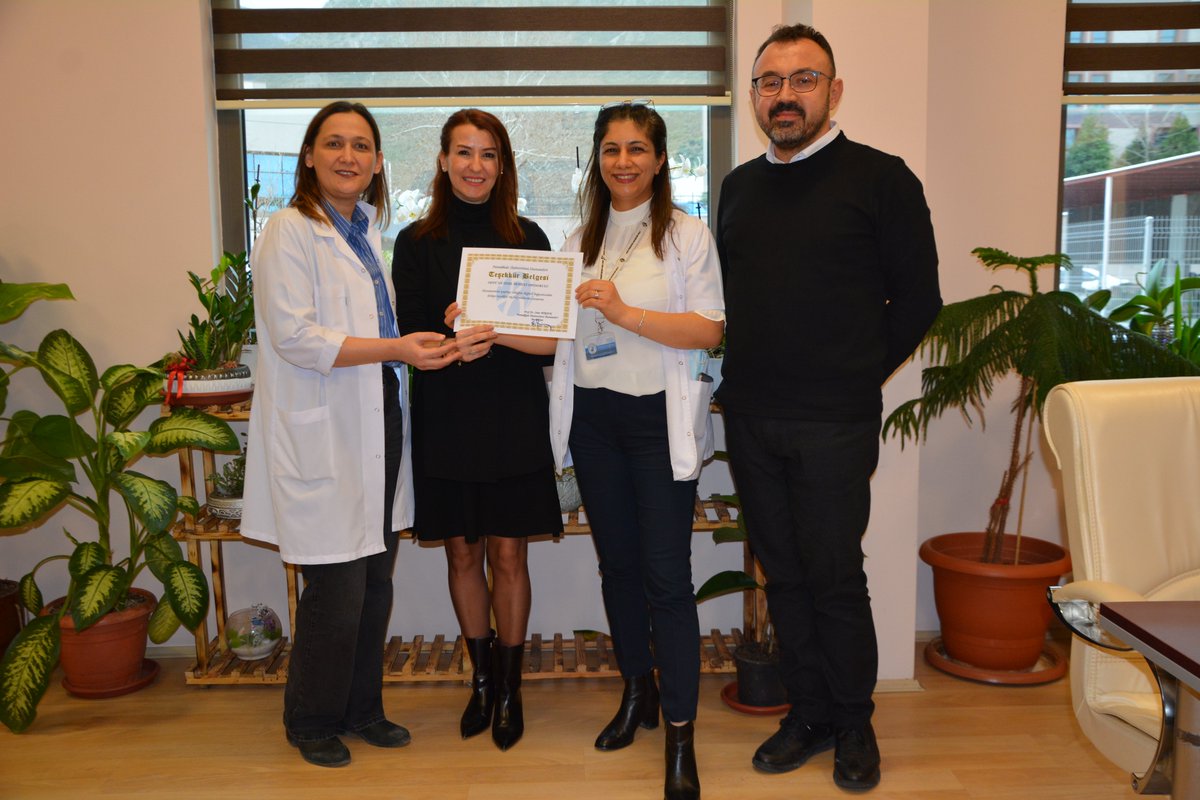 Hastanemiz Çocuk Nefroloji Anabilim Dalına bağışladıkları Yaşam iki kan basıncı izlem cihazı (24 saatlik tansiyon halter cihazı) dolayısıyla Başhekimlik Makamında ODTÜ Geliştirme Vakfı Okulları adına Ortaokul Müdürü Emel Samanlıoğlu'na ve çocuklara teşekkür belgesi verildi.