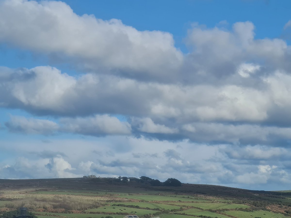 gnome_alice's tweet photo. Beautiful #sky over #CarnKenidjack and #Kenython this bright sunny afternoon
#Lannust
#Kernow https://t.co/eBcs8edncR