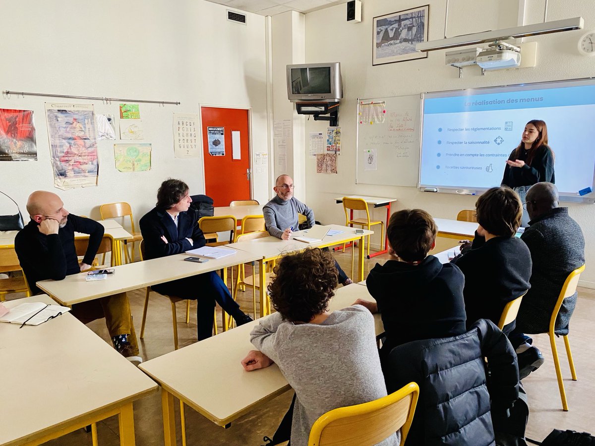 Commission des menus avec les élèves du CVC du collège Gauguin pour améliorer encore nos recettes pour ce moment si important dans la journée des collégiens ⁦@dburkli⁩ ⁦@sdulermo⁩