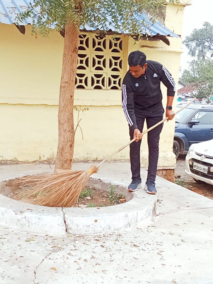 पुलिस मुख्यालय के आदेश के पालन में विशेष सफाई अभियान के तहत पुलिस अधीक्षक श्री संतोष कोरी एवं जिले के समस्त अधिकारीयो एवं कर्मचारीयों द्वारा थाने,चौकी,कार्यालयो एवं रक्षित केन्द्र में उत्साहपूर्वक साफ सफाई की गई <a href="/CMMadhyaPradesh/">Chief Minister, MP</a> <a href="/DGP_MP/">DGP MP</a> <a href="/MPPoliceDeptt/">Madhya Pradesh Police</a> <a href="/IGP_Jabalpur_MP/">IGP Jabalpur Zone</a>