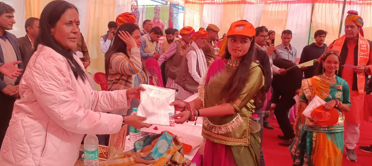 DmKotputli_B's tweet photo. विकसित भारत संकल्प यात्रा
संभागीय आयुक्त महोदया श्रीमती आरूषी मलिक व जिला कलक्टर श्रीमती कल्पना अग्रवाल द्वारा पावटा पंचायत समिति के ग्राम पंचायत मंडा व भाकरी में निरीक्षण किया गया। https://t.co/WFUVFMo4n0