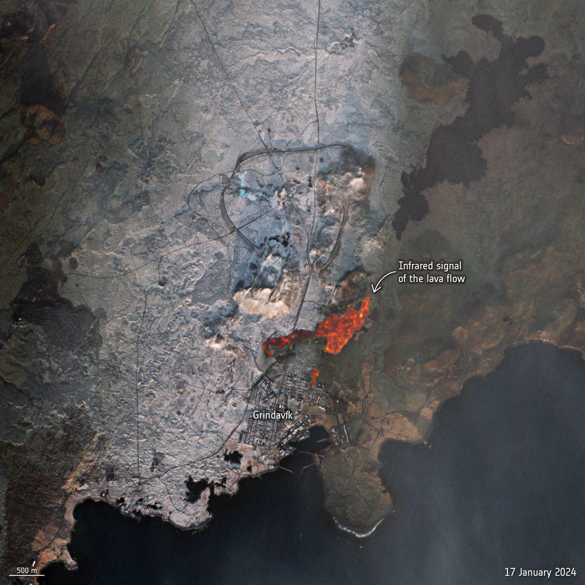 An image of lava reaching the town of #Grindavík - captured on 17 January 2024 by @Copernicus #Sentinel2. According to a news update from the Icelandic Met office @Vedurstofan (en.vedur.is/about-imo/news/) magma accumulation continues and there is a continued likelihood that new