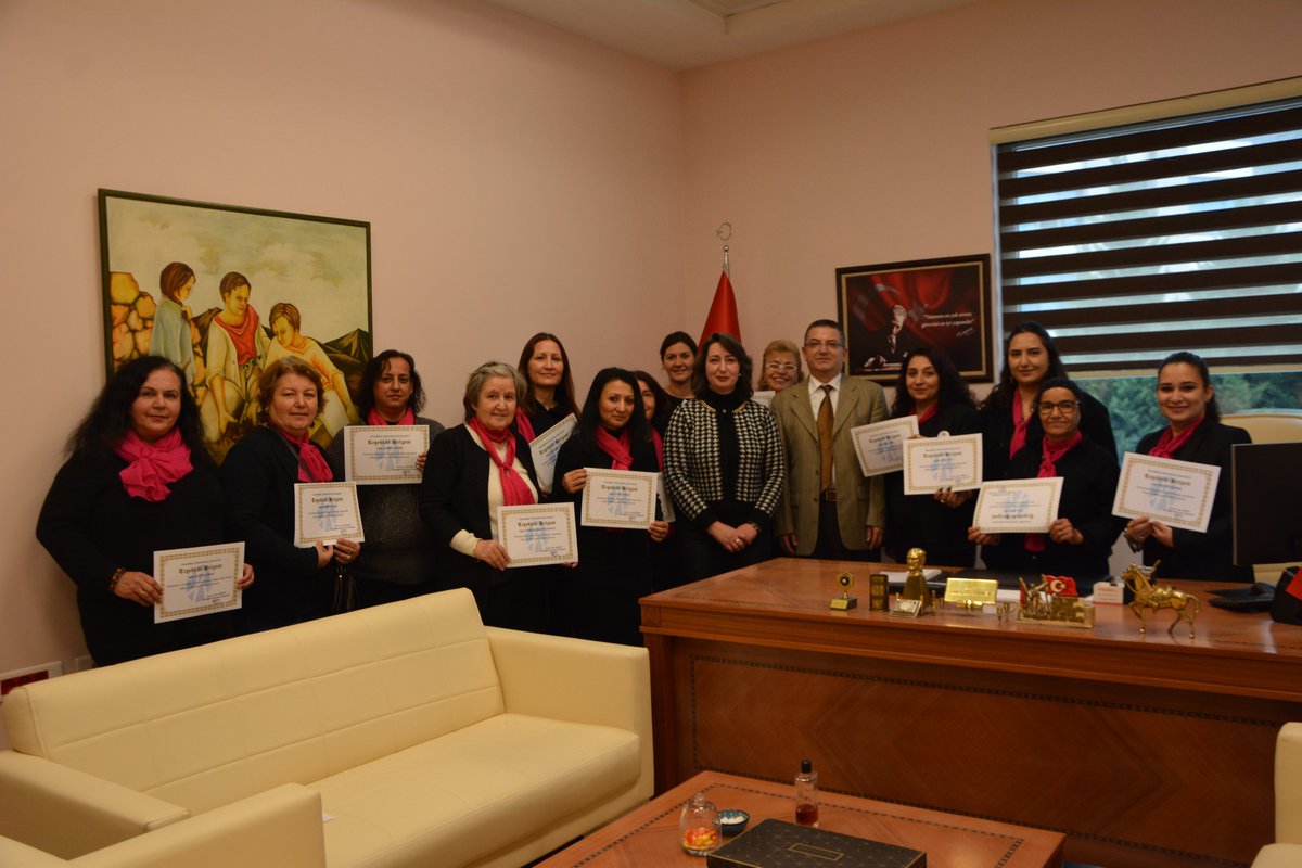 Hastanemiz sergi salonunda el emeği sergisi açan Denizli Çınar Kadınları Derneği adına katılımcılara Başmüdürlük Makamında Başmüdür Dr. Süleyman Gökmen tarafında teşekkür belgeleri verildi. Emeği geçen herkese teşekkür ediyoruz....