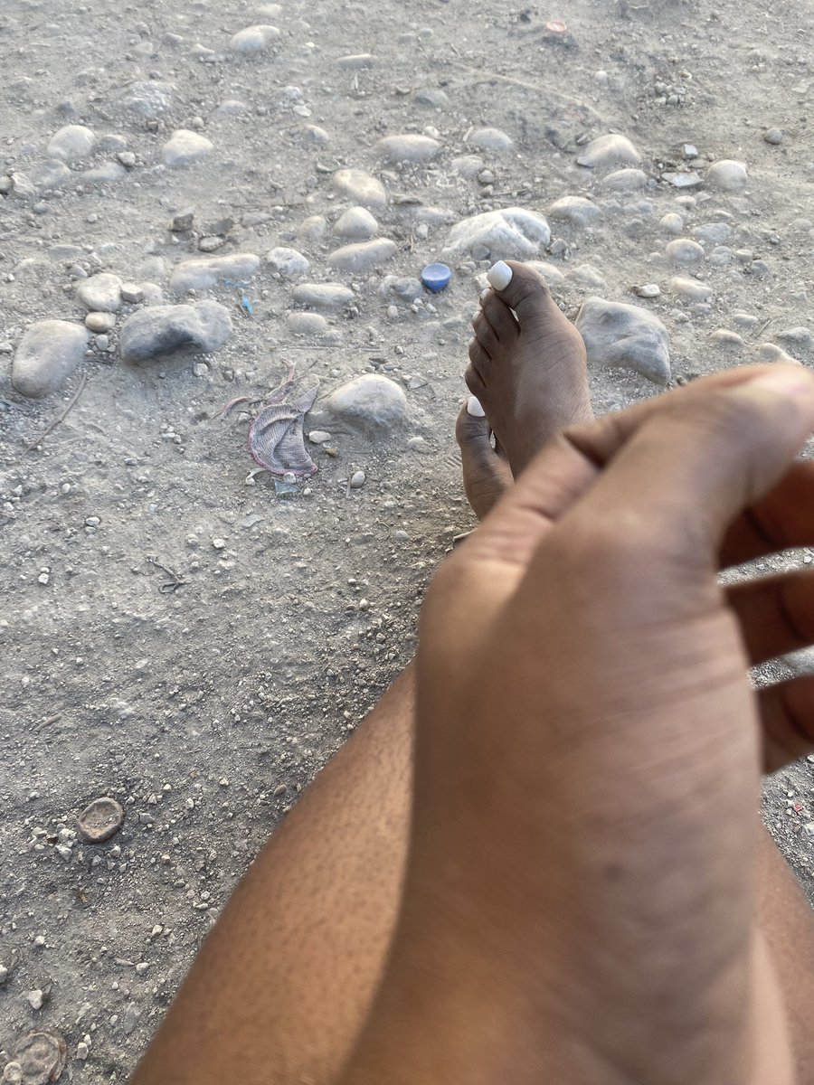 granmoun2000's tweet image. Kouri pye atè kite lakay ou kotew fet, kotew leve, kote gn tout sa fanmiw posede, gade koman yp boule kay ou grandi kay fanmiw fè des années  ap bati,  kouri  sanw pa gntn sove anyn san ou pa konn kotew prale men kisa perle la devenu 💔 antouka merci l’état peyim 🇭🇹 🇭🇹🙌🏾