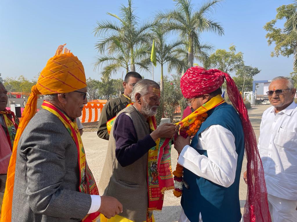 SanyamLodha66's tweet photo. विश्वकर्मा कौशल केंद्र, बरलूट (सिरोही) में राधा कृष्ण मंदिर की प्राण प्रतिष्ठा कार्यक्रम के दौरान आयोजित वर घोड़े में भाग लेकर सभी को शुभकामनाएं दी।

#sirohi

@INCRajasthan https://t.co/ZzpVhL0FhZ