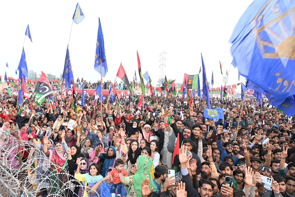 MediaCellPPP's tweet photo. پاکستان پیپلز پارٹی کے 10 نکاتی عوامی معاشی معاہدے کے حق میں نوشہروفیروز کی غیور عوام نے اپنا فیصلہ سنا دیا ہے، آئیں ملکر کر 8 فروری کو تیر پر ٹھپہ لگا کر غربت، مہنگائی اور بیروزگاری کے خاتمے میں ہمارا ساتھ دیں۔
@BBhuttoZardari 

 #چنو_نئی_سوچ_کو https://t.co/4szLs8LJCT