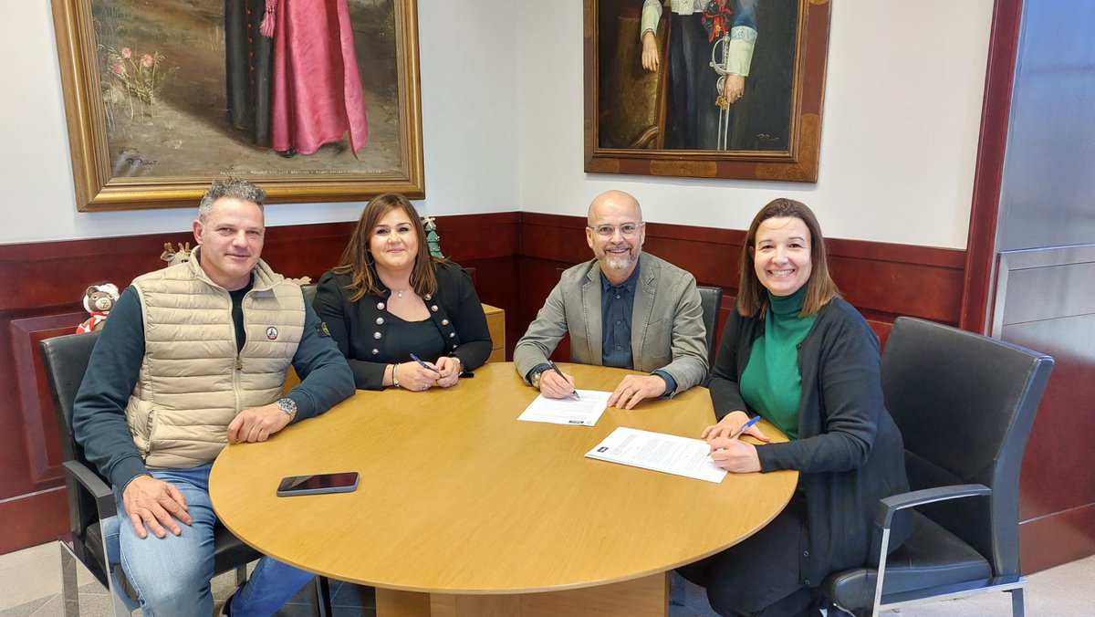 Avui s'ha signat el conveni de col·laboració entre la Fundació Club Patí Voltregà i Sociedad General de Aguas de Barcelona, S. A, a l'Ajuntament de #lesMasiesdeVoltregà per part de Jordi Sala i Esther Guirado

lesmasiesdevoltrega.cat/actualitat/not…

#LMV #EsportsLMV #CPV