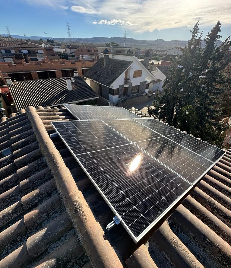 La llum del Sol ha arribat a Borges Blanques! 🌞 Compartim amb entusiasme la nostra nova instal·lació fotovoltaica, portant la sostenibilitat al cor d'aquest poble. 🙌 Agraïm als clients per confiar en aquest pas cap a un futur més ver☀️💚