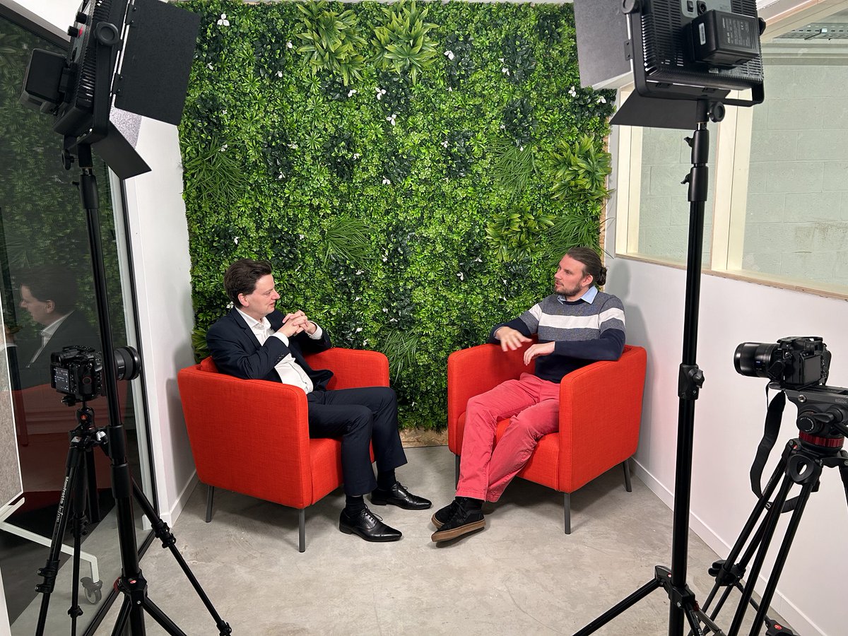 .<a href="/francoisdesmet/">François De Smet</a> , président de <a href="/defi_eu/">DéFI</a>  
et Etienne Goffin , patron de <a href="/cronoswallonia/">cronoswallonia</a>  formeront l'un des 5 duos qui débatteront le 1/2/24 à La #Sucrerie à Wavre lors des Voeux d'Agoria Wallonie. Ne manquez pas ce RDV: shorturl.at/ikwEX
<a href="/CRamakers/">Clarisse Ramakers</a> #Elections2024