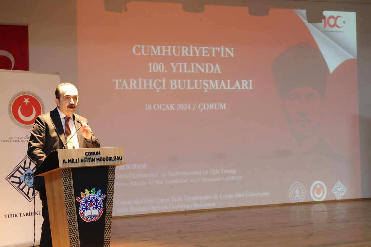 ttkgovtr's tweet photo. Çorum Valisi Doç Dr. Zülkif Dağlı'nın katılımıyla üçüncüsünü Çorum’da gerçekleştirdiğimiz “Cumhuriyet’in 100. Yılında Tarihçi Buluşmaları”nda, Millî Eğitim Bakanlığı bünyesinde görev yapan tarih öğretmenleri tarihçi akademisyenlerle bir araya geldiler. https://t.co/POi0rm1a1L
