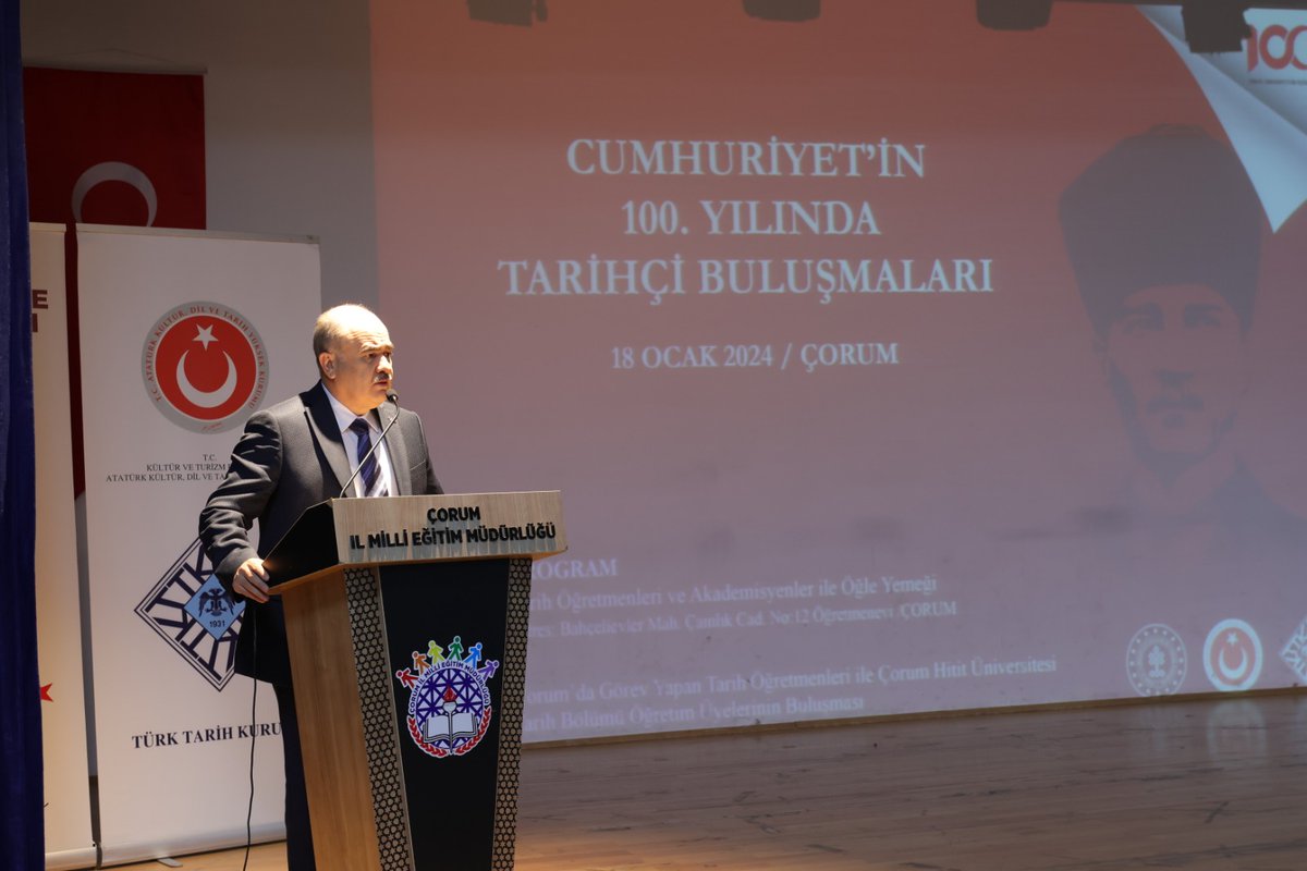 ttkgovtr's tweet photo. Çorum Valisi Doç Dr. Zülkif Dağlı'nın katılımıyla üçüncüsünü Çorum’da gerçekleştirdiğimiz “Cumhuriyet’in 100. Yılında Tarihçi Buluşmaları”nda, Millî Eğitim Bakanlığı bünyesinde görev yapan tarih öğretmenleri tarihçi akademisyenlerle bir araya geldiler. https://t.co/POi0rm1a1L