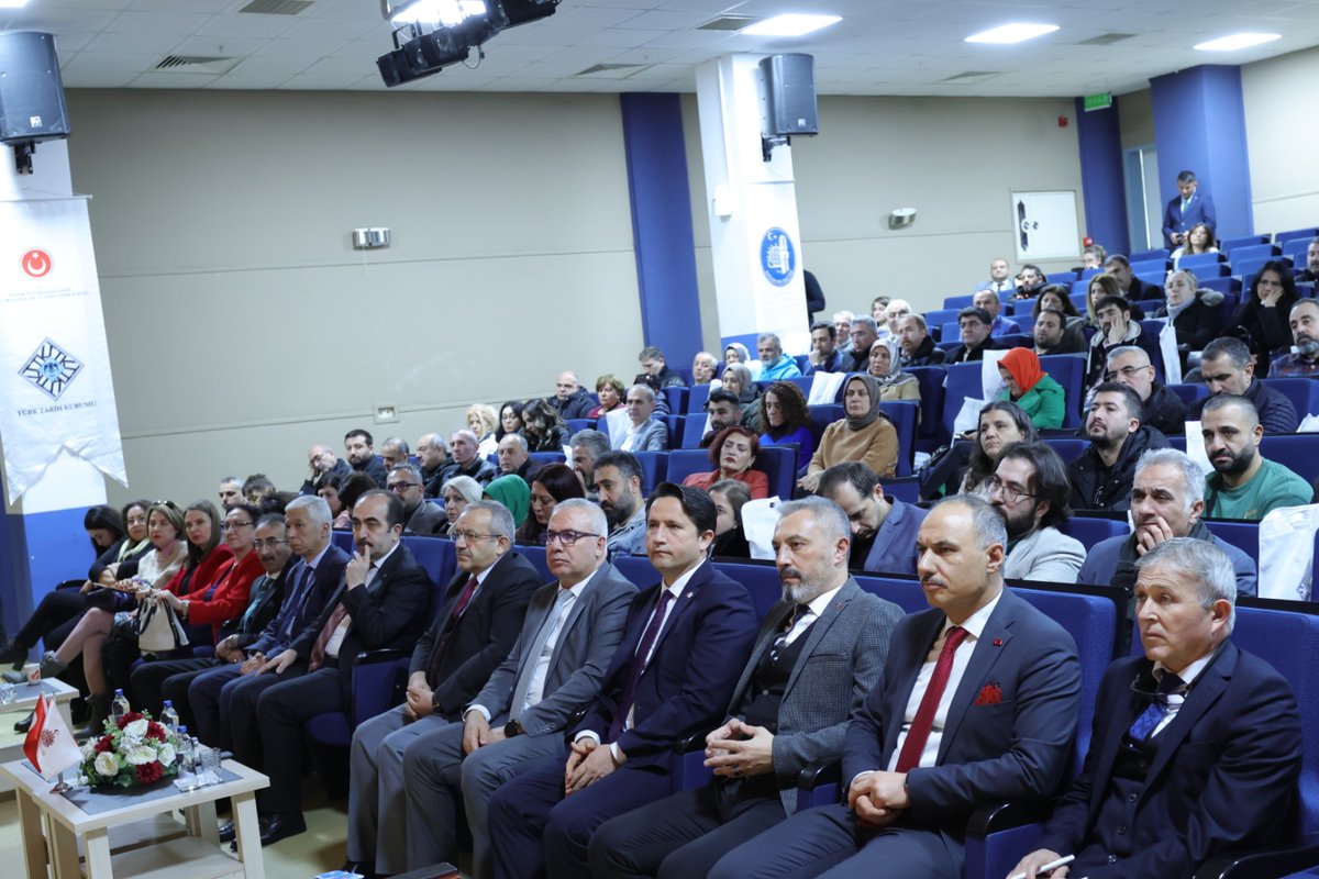 ttkgovtr's tweet photo. Çorum Valisi Doç Dr. Zülkif Dağlı'nın katılımıyla üçüncüsünü Çorum’da gerçekleştirdiğimiz “Cumhuriyet’in 100. Yılında Tarihçi Buluşmaları”nda, Millî Eğitim Bakanlığı bünyesinde görev yapan tarih öğretmenleri tarihçi akademisyenlerle bir araya geldiler. https://t.co/POi0rm1a1L
