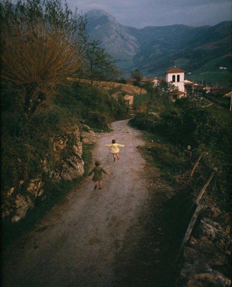 Eve dönen çocuklar. Béhorléguy, Fransa, 1967. Fotoğraf: William Albert Allard.