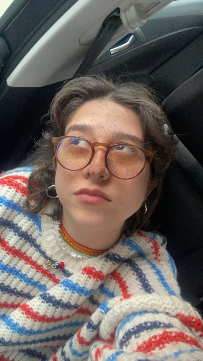 Mən Güləm gül üzüm, yarım heç zaman solmaz
Mənim kimi gözəli belə sevməmək olmaz