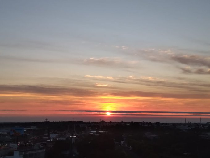 olivanoticias's tweet photo. 📸Imagenes de las primeras horas de esta mañana tomadas desde #Xalapa, donde amanece con una temperatura mínima de 11.2°C y se espera una máxima de 22 de 24°C, periodos de Sol esta mañana y parte de la tarde y nieblas por la noche🤩😍
#OlivaNoticias #Multimedios https://t.co/4bLpteGZ8i