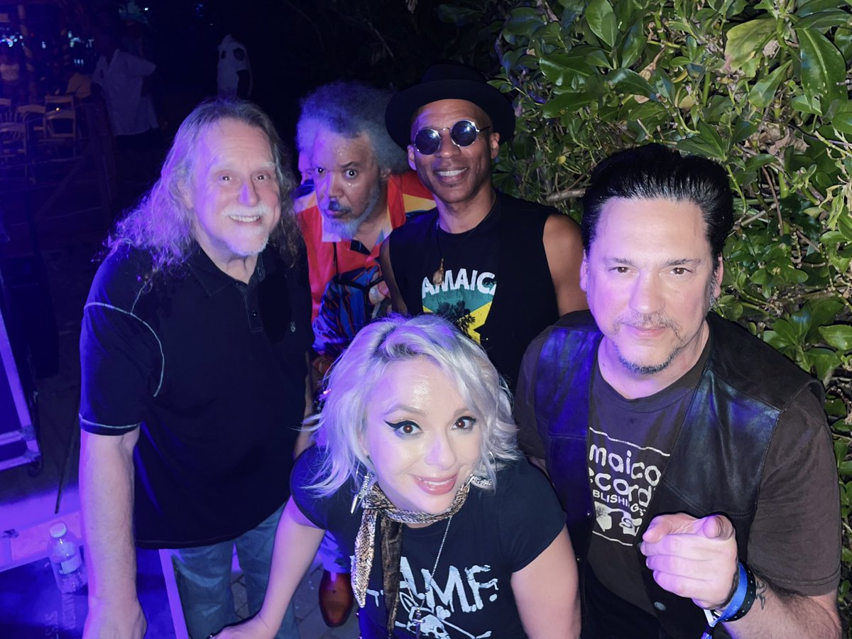 🏝️🏝️ It was an amazing week at Island Exodus! We were able to snap this lil quick-pic, post show. Don’t be too jealous, we’ll be back in the arctic tundra with all of you very, very soon! 📸 @thewarrenhaynes, Ron Holloway, Samantha fish, Ron Johnson, and @JesseDayton.