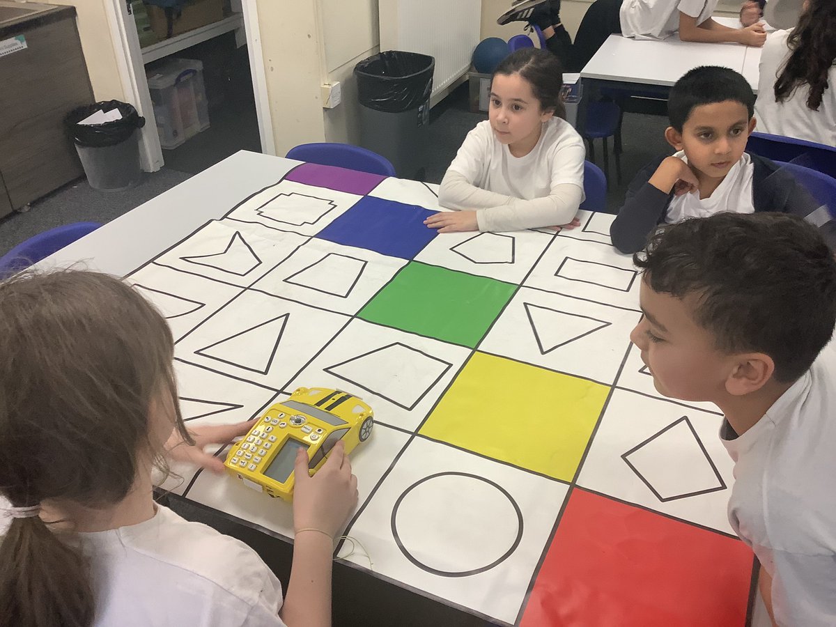 ReinwoodJuniors's tweet photo. #RJS4H are thinking about algorithms this afternoon. We are programming Pro-bots to move to different locations on the maps 😆 #RJSComputing https://t.co/8fJ6Iq5RTE