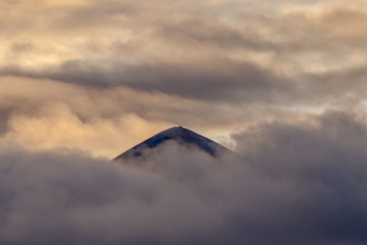 #croaghpatrick #eveninglight #clouds #wildatlanticway #wawpics #keepdiscovering #mountain #mountaintop #winter #landscape #ThePhotoHour #StormHour #dusk #westport #discoverireland #weather #irishweather #westofireland #ireland