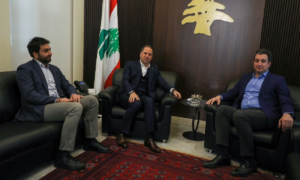 DaouMark's tweet photo. كل حملة تخوين وتهديد بالقتل وهدر دماء هي إثبات عن قوة الحق الذي نطالب به لإنقاذ لبنان.
كما إن حرية التعبير فوق كل اعتبار وبوجه القمع، 
ما يجري علنا على الشاشات أمام ملايين الناس أشرف وأصدق مما يحاك بصفقات ترسيم حدود وضبط اشتباك وتفاوض مفتوح مع العدو على حساب لبنان ودولته وسيادته وسلامة شعبه وأراضيه. 
من يتكلم بالدستور والسيادة وحفظ أمن اللبنانيين من حروب عبثية بدماء الفلسطينيين واللبنانيين والسوريين والعراقيين اليمنيين ويقول لبنان وطني النهائي وانتمائي فقط له قلبا وروحا وإيمانا لا يمكن أن ينال منه عسس التخوين وهدر الدم والصفقات المخفية.
تحية لسامي وللاصدقاء بحزب الكتائب