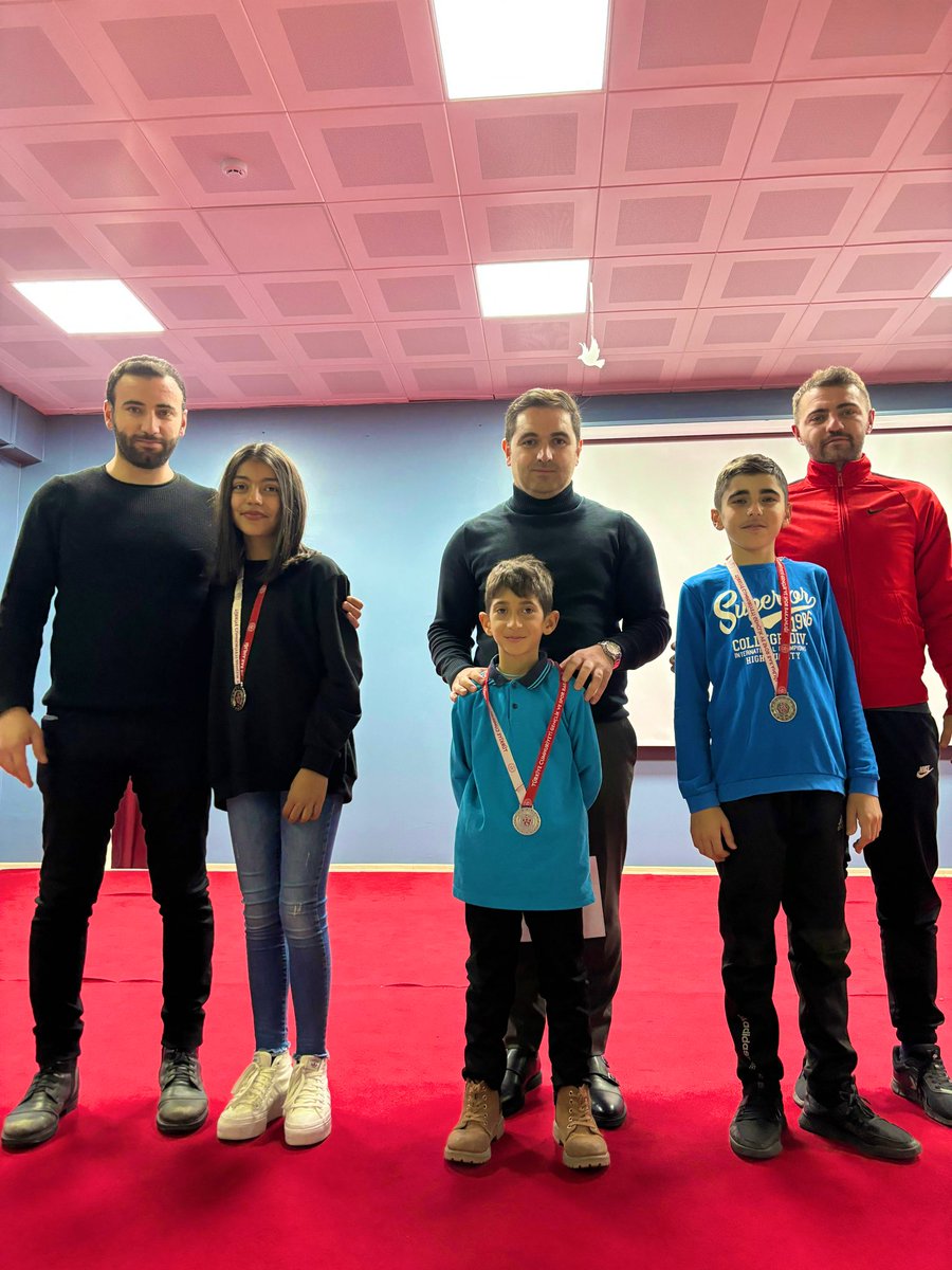 Dönem sonu etkinliklerinden kesitler. O Ses Yedisu 🇹🇷🎶🎵 Katılım sağlayan ve emeği geçen herkese teşekkür ederiz. 🇹🇷 Yedisu YBO 23-24 🇹🇷 🥇🥈🥉🎶🎵
<a href="/MustafaOzel66/">Mustafa Özel</a> <a href="/yusuf_tokus/">Yusuf TOKUŞ</a> <a href="/halukcakan12/">HALUK ÇAKAN</a> @PekguzelH <a href="/bingolmem/">Bingöl MEM</a> <a href="/bingol_basin/">Bingöl Valiliği Basın</a>