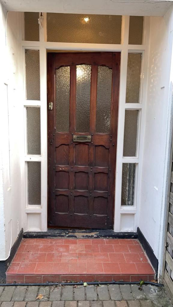 This new front door from The English Door company has transformed the entrance to our customer’s home in Thames Ditton.

The new door is finished in Olive Grey, complemented with Black Wrought Iron hardware and ‘Minster’ obscured glass.

#beforeandafter #frontdoor #pandpglass