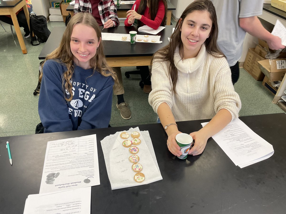 GlatzScience's tweet photo. Our Biology classes have been learning about Mitosis this week. Check out our cookie activity!  Students modeled the phases in a fun, tasty manner!  GO COMETS!! https://t.co/4JzccYFZ00
