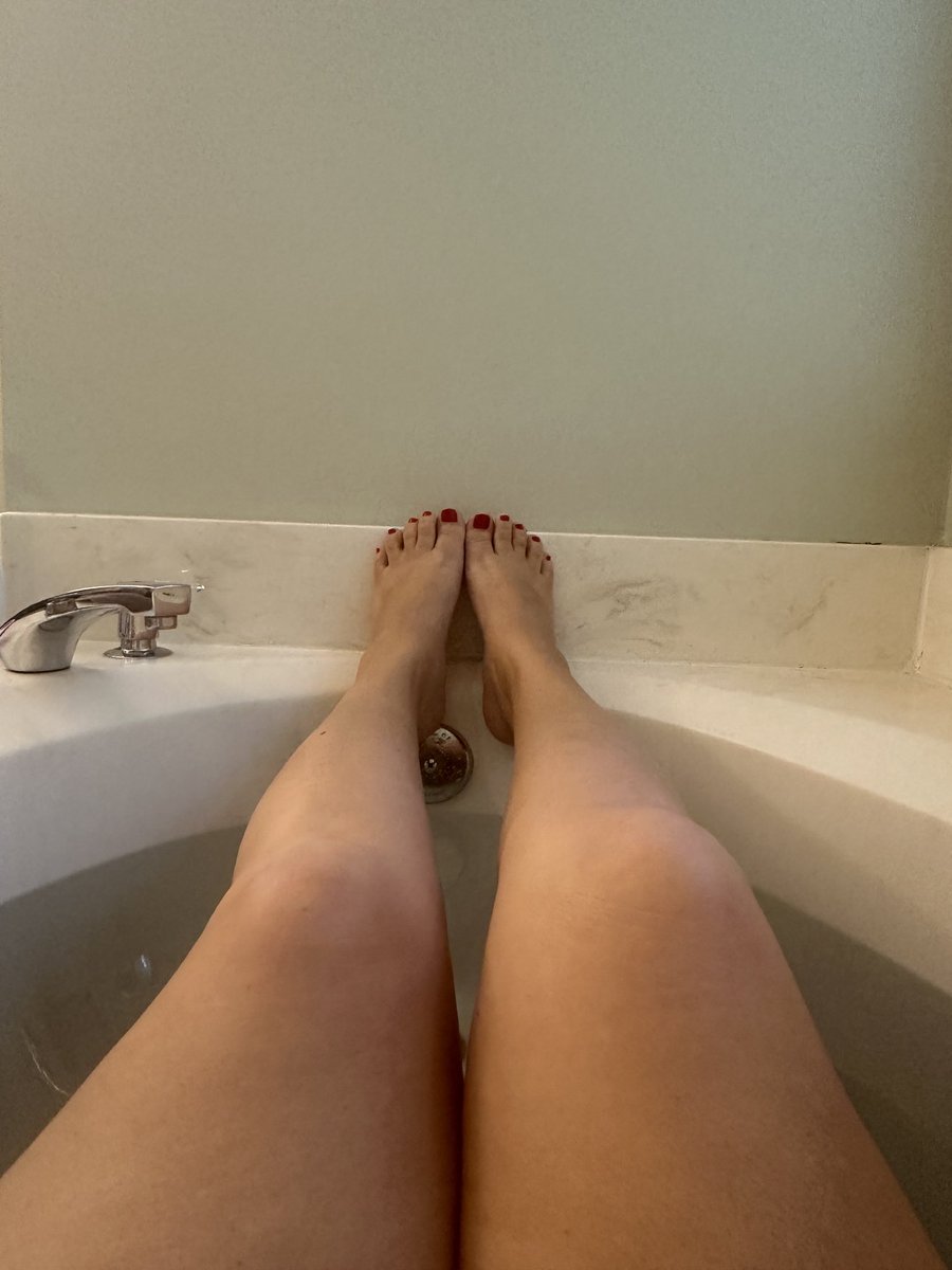 Cause I’m hella good at soaking in the tub for hours… #thickthighs #savelives #redtoes #PrincessFeet #iimblue #meanredsactually #BreakfastatTiffanys #AudreyHepburn ✌️💛👣💙