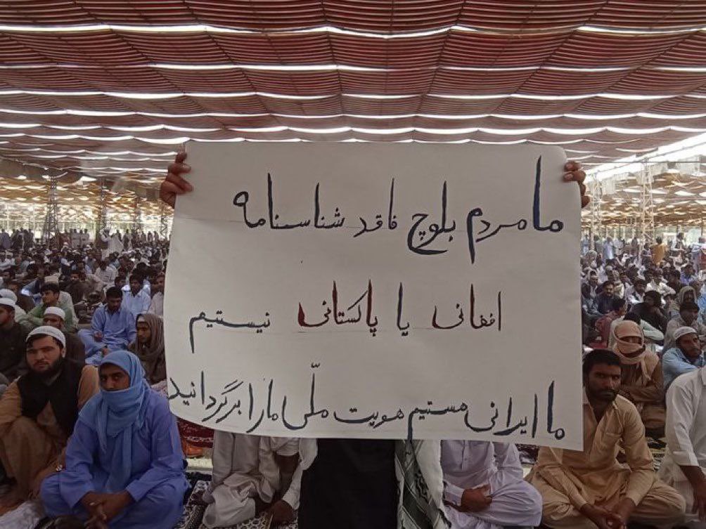 اتباع بیگانه فقط و فقط آخوند و مزدورانش هستند و ما مجبور و محکوم هستیم که این بیگانگان را از وطنمان بیرون کنیم. غریب وطن💔
هر چقدر بر پاره های تن و پیکر زخمی مردم ایران تبر بزنید درست از جای زخمهایمان جوانه خواهیم زد
#ایران_تسلیت
#سراوان_تسلیت
#سیستان_بلوچستان_تسلیت