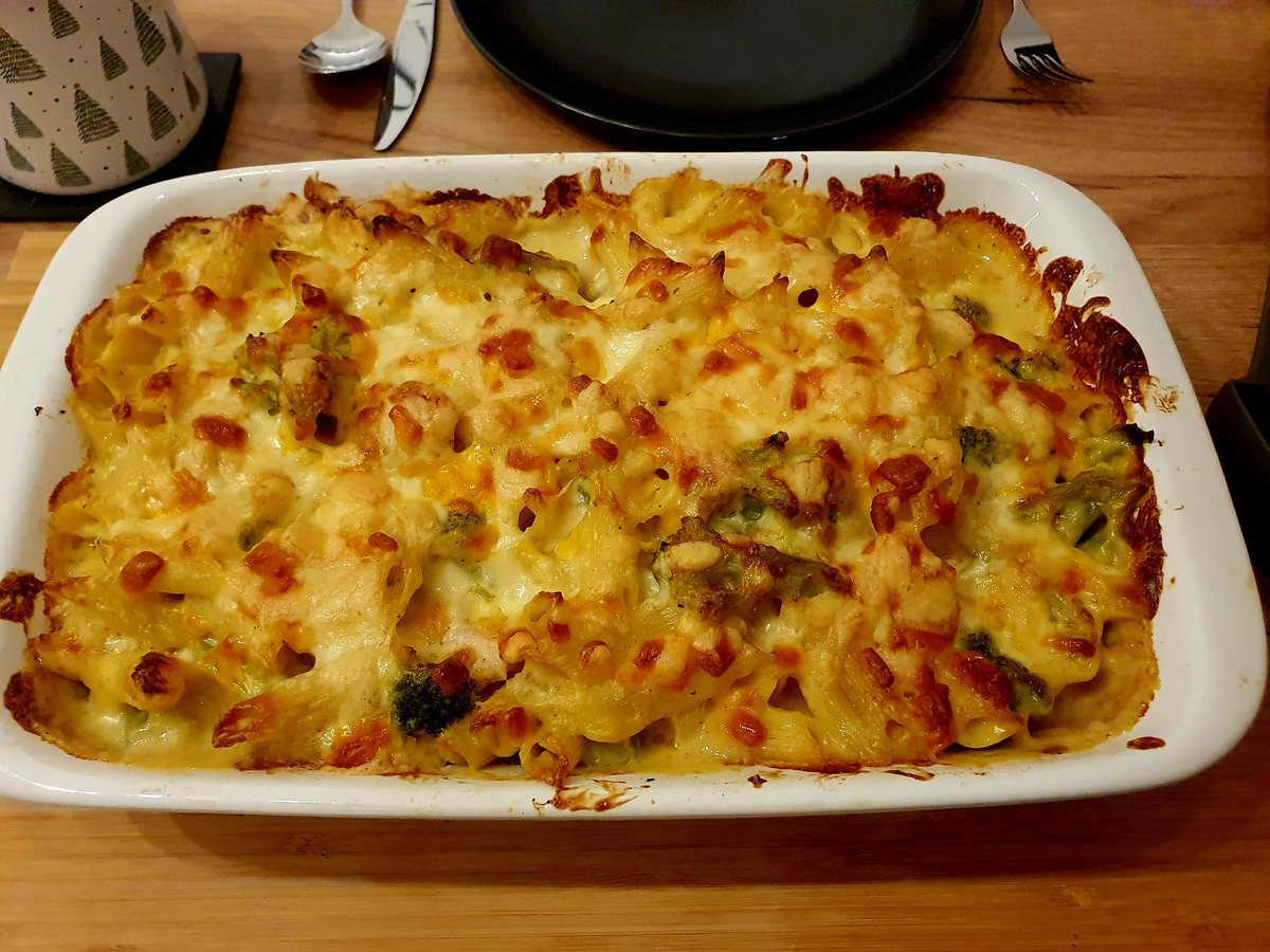 Ich wurde bekocht. Nudel Broccoli Auflauf mit Hähnchen. 🥦🐔

So mal nur essen fetzt auch. 😊