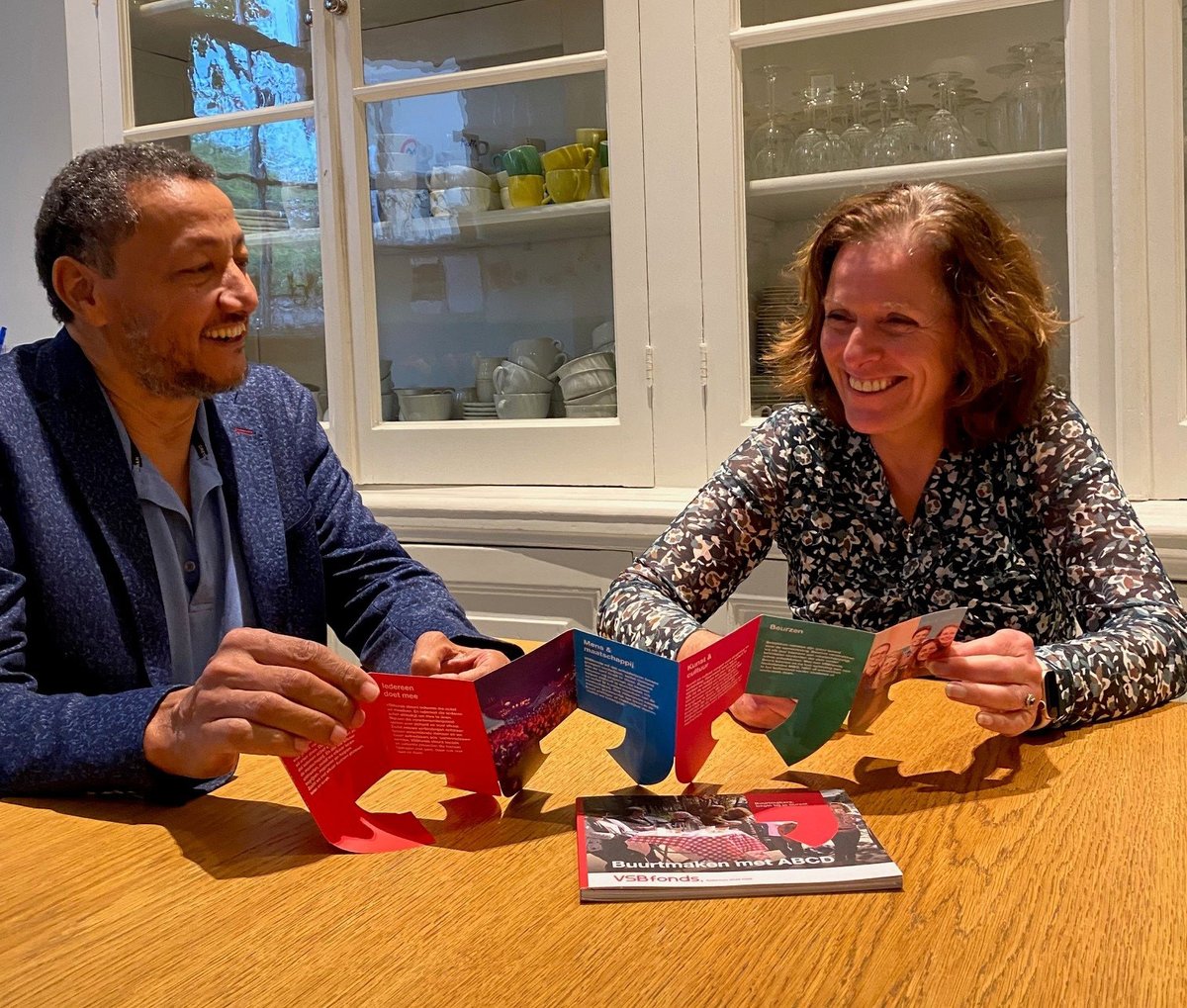 Het @VSBfonds ondersteunt sociale en culturele initiatieven in Utrecht. Donderdag 25 jan zitten adviseurs Brigitte Coté en Guus Pengel klaar in het <a href="/Krachtstation/">Krachtstation</a>: heb jij een goed idee voor je buurt en ben je op zoek naar financiering? Kom langs! 👉 bit.ly/3vxIwn1