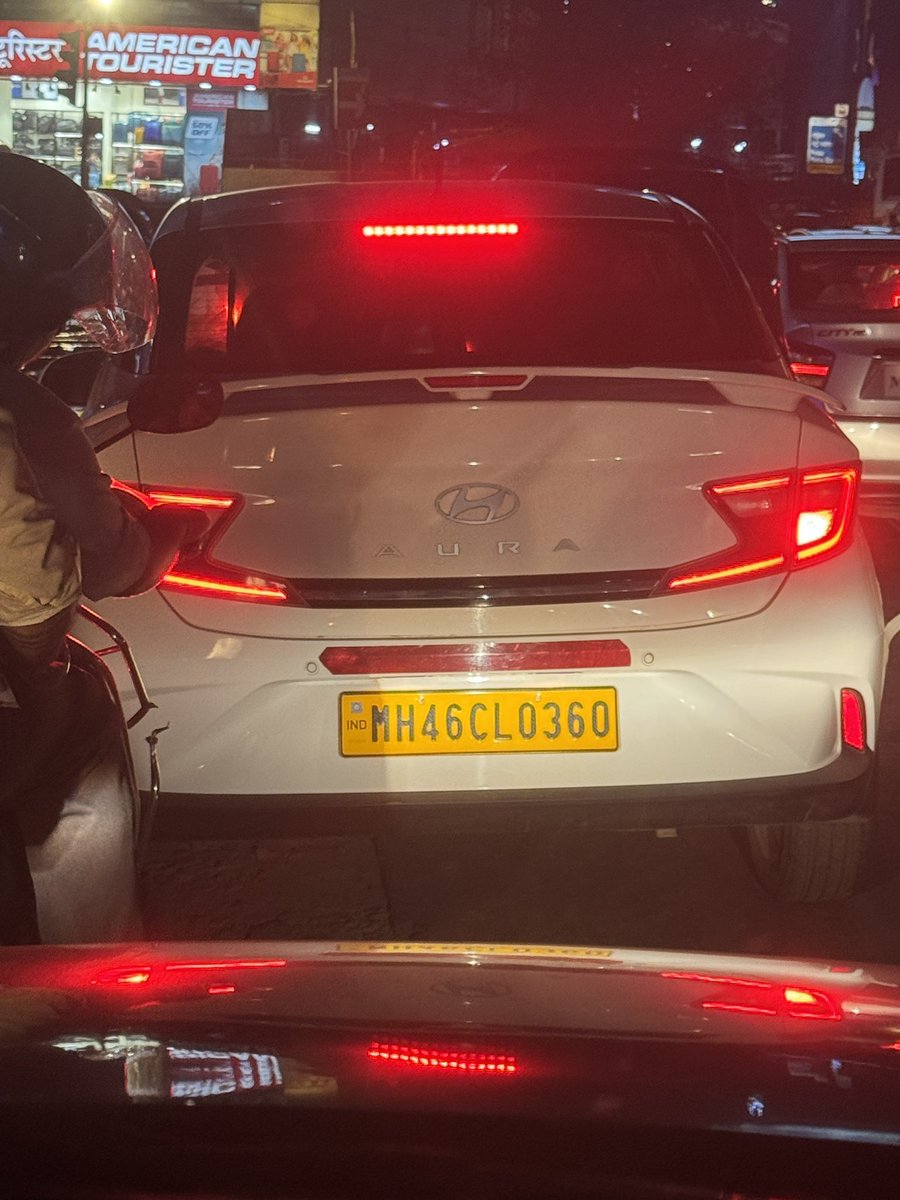 Raah driving in Kandivali East on WEH near Growels mall <a href="/MTPHereToHelp/">Mumbai Traffic Police</a>