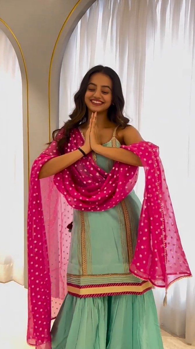 not only beautiful... but also kind and friendly to your fans... I hope your character will always be like this, with all of us 🥰😍🌸✨ #hellyfans #loveforyou <a href="/OfficialHelly7/">HELLY</a>