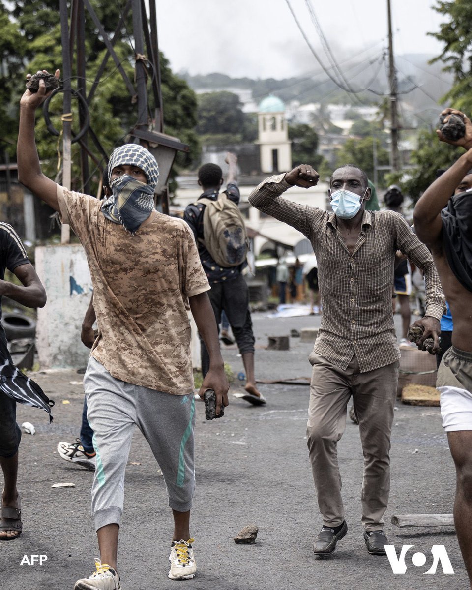 🇰🇲 Une personne a été tuée et cinq blessées aux Comores, dans des heurts qui ont suivi l'annonce de la victoire, contestée par l'opposition, du sortant Azali Assoumani à la présidentielle, alors que les tensions se poursuivent jeudi dans la capitale.
1/2

#FreeComores