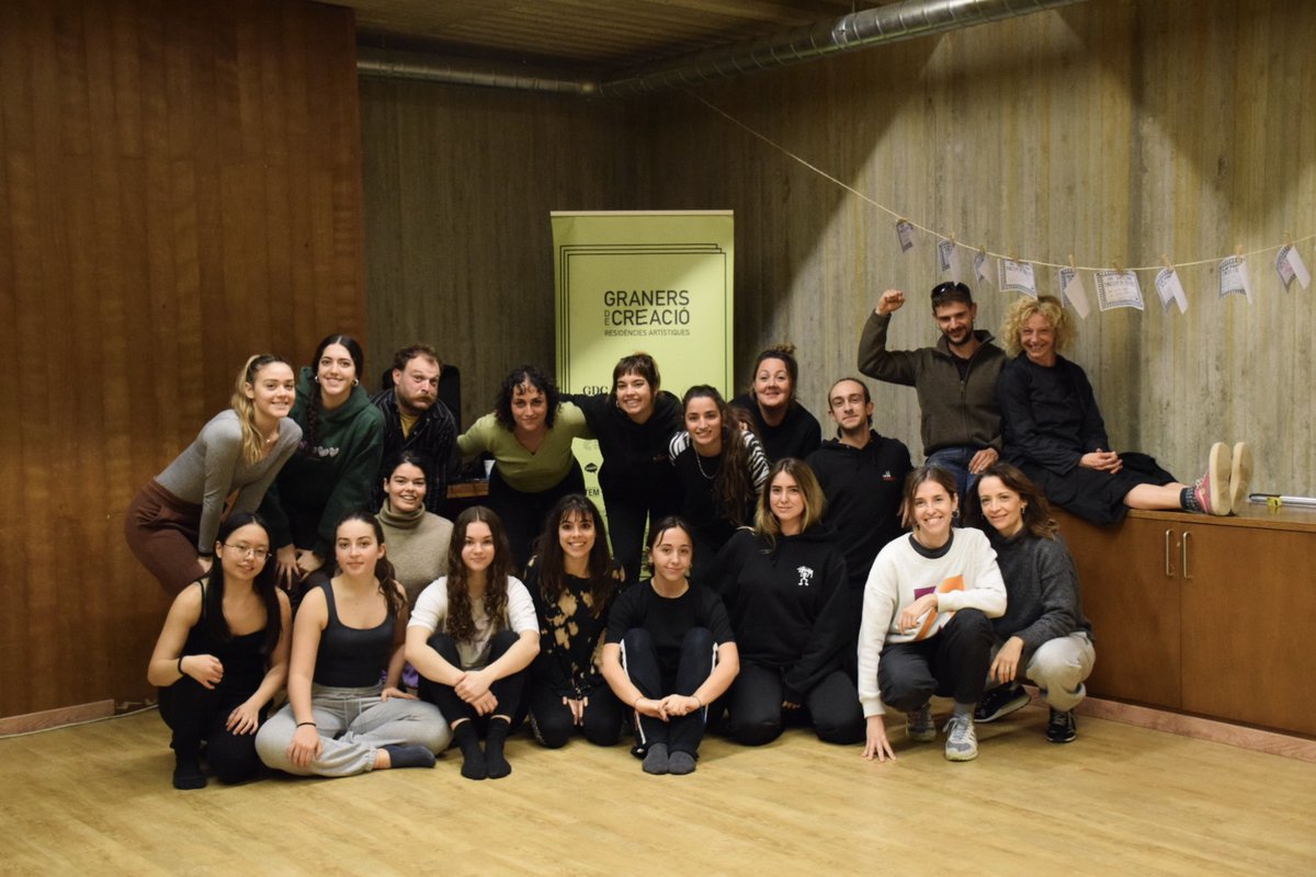 🌾 Vos deixem algunes fotos del que va resultar els tallers de teatre fets per La Canadiense ahir al <a href="/TeatreElMusical/">Teatre El Musical</a>.

🎭Van consistir en desenvolupar ferramentes de plasticitat corporals per a fer teatre periodístic mitjançant diverses activitats.

📸 <a href="/Alba_Valle17/">Alba Valle</a>