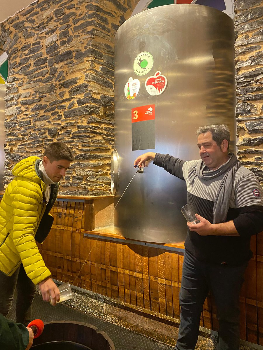 Ardoaraba Gasteiz On (@ardoaraba) on Twitter photo ¡Ya está en marcha la temporada de #sidra en #Álava!
<a href="/MikelLandaMeana/">Landa Meana</a> ha sido el encargado de inaugurarla en la <a href="/SidreKuartango/">Sidrería Kuartango</a> 🍎🍏
TOTXXXXX!!! 🤗 ¡Ya está en marcha la temporada de #sidra en #Álava!
<a href="/MikelLandaMeana/">Landa Meana</a> ha sido el encargado de inaugurarla en la <a href="/SidreKuartango/">Sidrería Kuartango</a> 🍎🍏
TOTXXXXX!!! 🤗