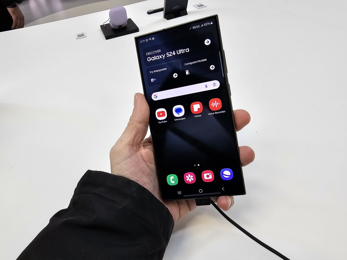 saschasegan's tweet photo. I think I need to say this louder for the people across the Atlantic: EVERY @Samsung GALAXY S24 ULTRA GLOBALLY COMES WITH @Snapdragon 8 GEN 3. https://t.co/Wcwt11dNUE