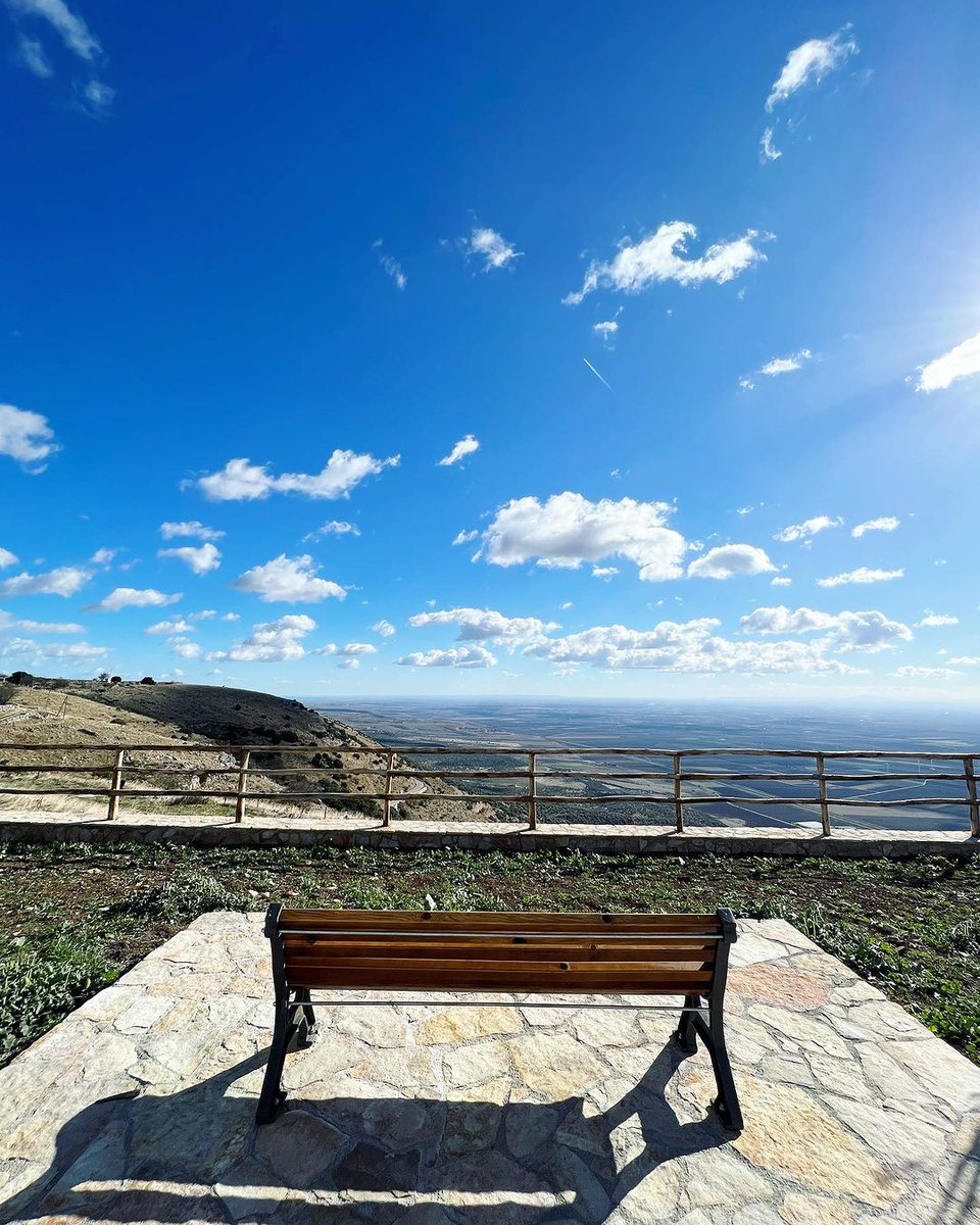 It's called 'the balcony of Puglia' for a reason 🙃 Rignano Garganico has a magnificent view of the Tavoliere plains, ranging from the Sub-Apennines hills to the distant peak of the Majella. Have you ever been there? #WeAreinPuglia 📸 @ilbalconedellepuglie