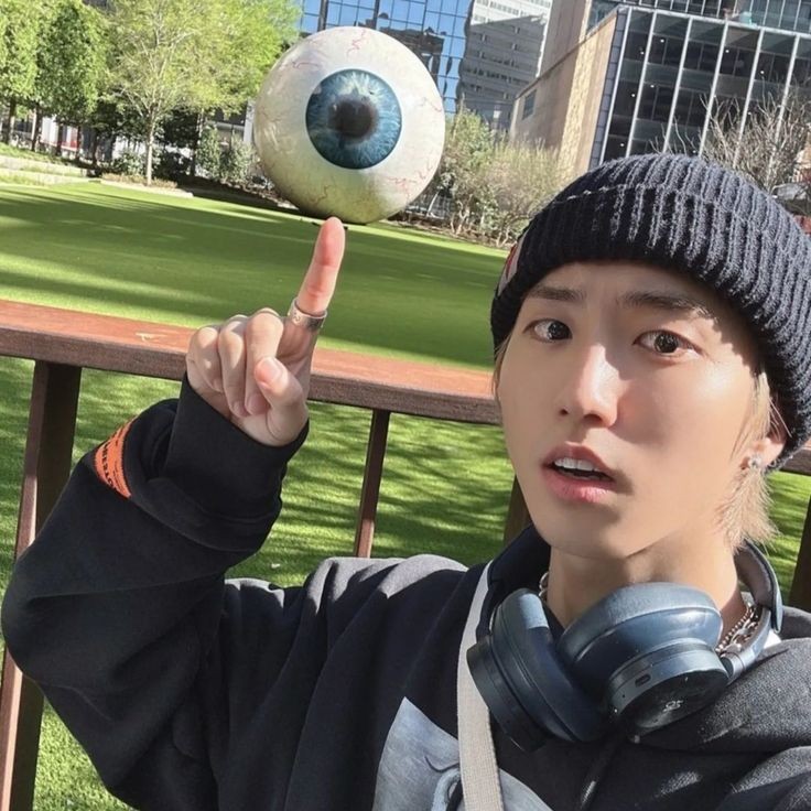 LEEH4NJ1's tweet photo. Minsung AU | Amantes de vôlei 

Onde Minho, estudante de arquitetura e jogador de vôlei, se vê encarando o menino que sempre assiste aos jogos, por tempo 
demais durante uma partida. 

Ou 

Onde Jisung, estudante de biologia, não perde por nada os jogos do time de vôlei da uni. https://t.co/uPznsSWrGN