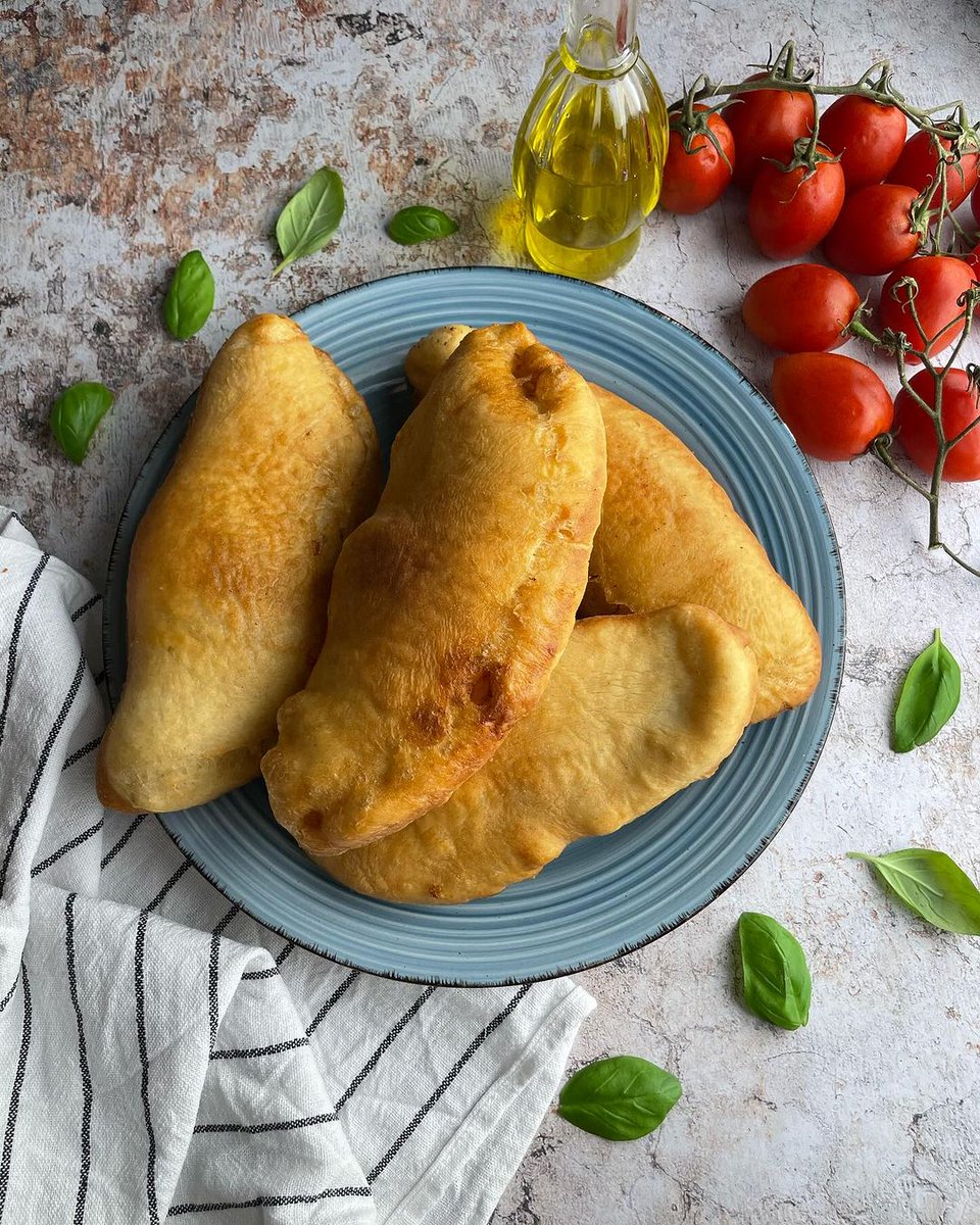 Hard to resist panzerotti, a staple of Puglian street food, strictly eaten when hot 😋 Fancy one right now? #WeAreinPuglia #VieniamangiareinPuglia 📸 @nelcassettodellacucina'