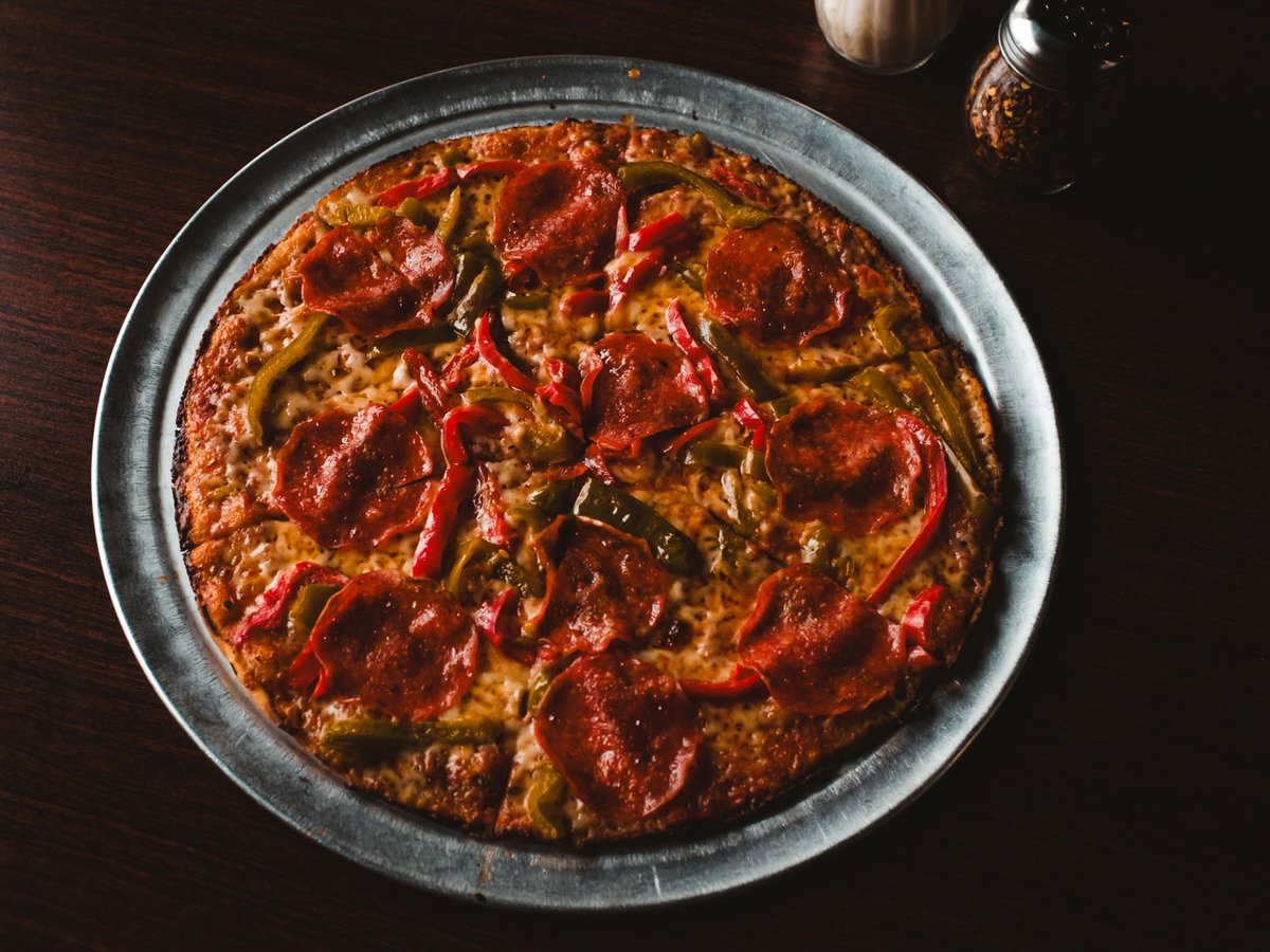 ConnorKris's tweet photo. I  tried the world-famous New England-style “bar pie” with pepperoni and peppers drizzled with hot oil at Colony Grill for National Pizza Week!! #nationalpizzaweek #NewEngland #pizzapie #barpie #food #foodphotography #pie #pepperoni #peppers #hotoil #colonygrill https://t.co/Qk2hH9828x