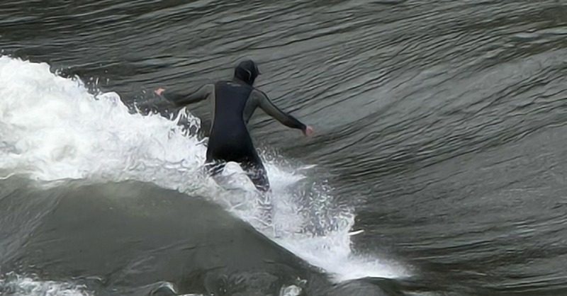 surfertoday's tweet photo. The exploration of Portugal's untapped surf potential continues this time in freshwater. The new Cávado River wave is similar to Munich's Eisbach.
#barcelos #barcelinhos #riverwave #riversurfing #surf #surfing