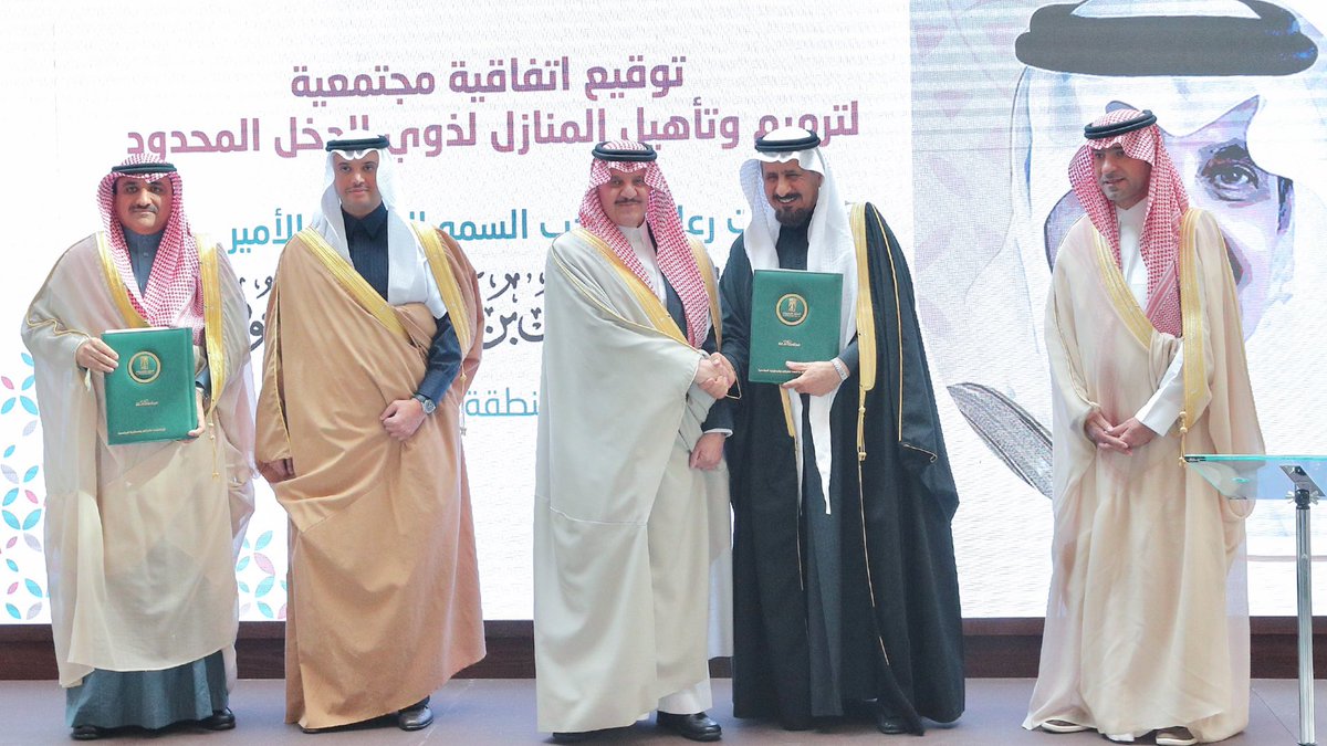 انطلاقاً من سعينا الدائم للتطوير وتحسين جودة الحياة

وبدعم أمير منطقة الشرقية صاحب السمو الملكي الأمير سعود بن نايف بن عبد العزيز، وحضور صاحب السمو الملكي الأمير سعود بن طلال بن بدر #محافظ_الأحساء تم وضع حجر الأساس للعديد من المشاريع التطويرية والخدمية بقيمة 1.2 مليار ريال،