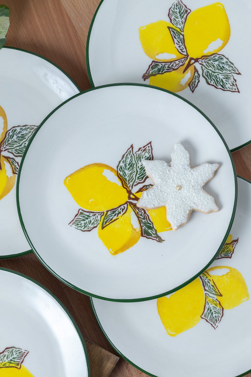 finehometr's tweet photo. Lily limon desenli servis tabakları ile sofralarınıza limonların taze enerjisini getirin! 🍋 💦

#finehome #tabaktakımı #servistakımları #servistabakları #limondeseni #çeyizlistesi #sofradüzeni #mutfak #sunumlar https://t.co/nJlsrr5L2a